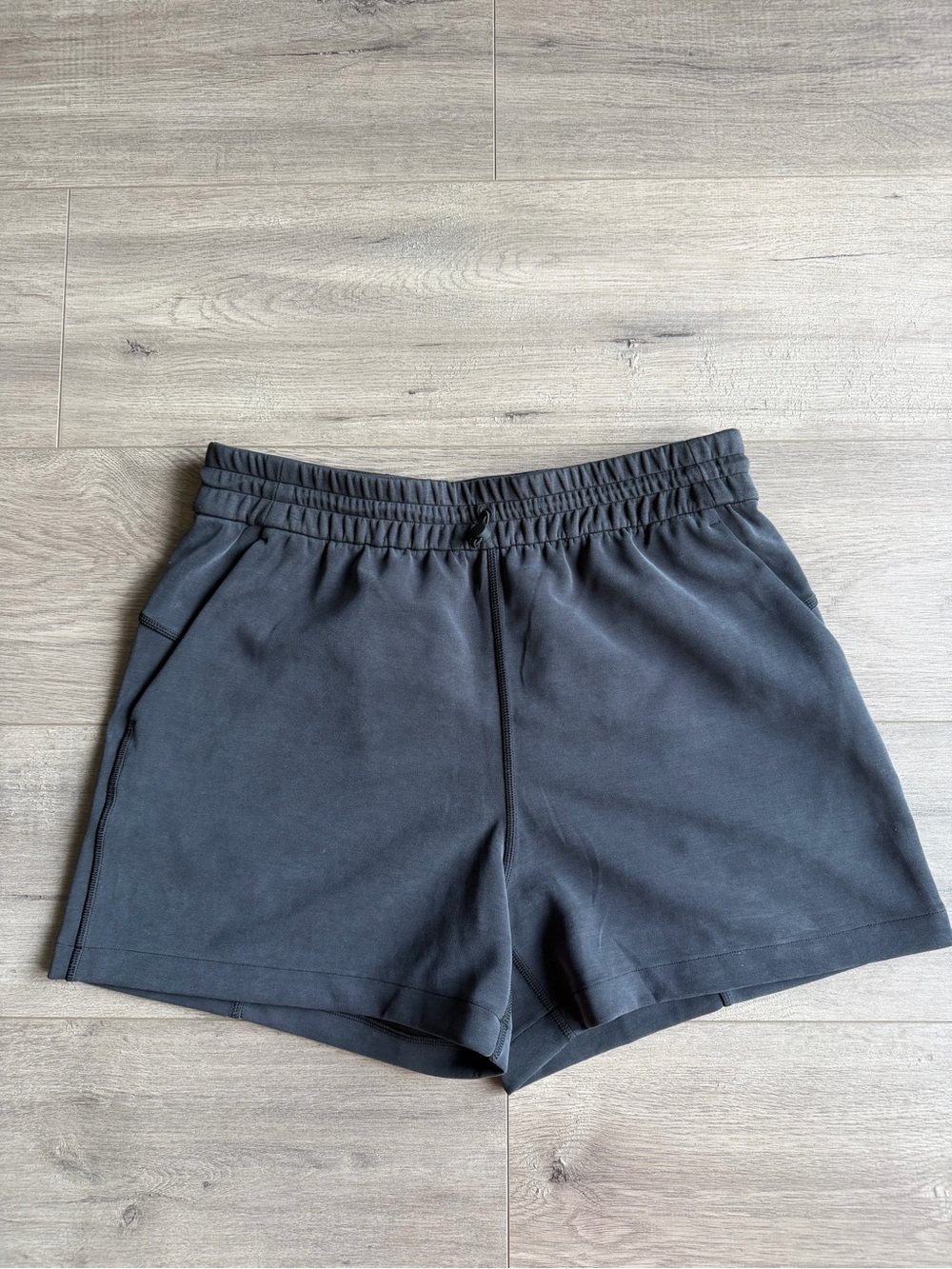 Lululemon Softstreme High-Rise Short 4" - Black - size 8
